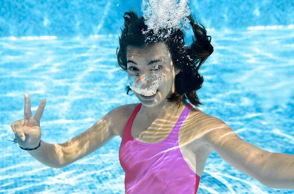 Menina Nada Piscina Subaquática Feliz Adolescente Ativo Mergulha Diverte Debaixo — Fotografia de Stock