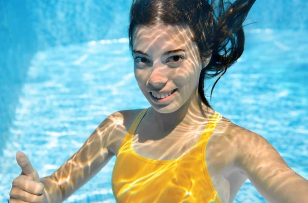 Menina Nada Piscina Subaquática Feliz Adolescente Ativo Mergulha Diverte Debaixo — Fotografia de Stock