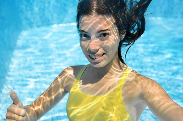 Dívka Plave Bazénu Pod Vodou Šťastný Aktivní Teenager Ponory Zábava — Stock fotografie
