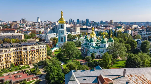 Hava dron görünümü St Sophia Katedrali ve yukarıdan, Kiev cityscape, Ukrayna'nın başkenti Kiev şehir manzarası