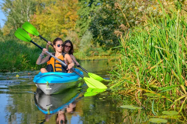 Rodzinne Spływy Kajakowe Matka Dziecko Brodzik Kajak Rzeka Kajak Tour — Zdjęcie stockowe