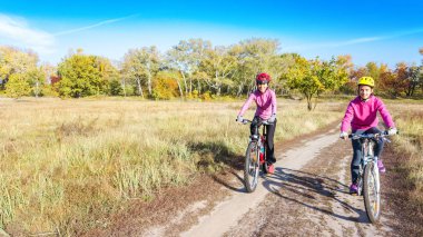 Bisikletli aile, sonbahar bisikleti açık havada, aktif anne ve çocuk bisiklette, mutlu aile havadan görünüyor sonbahar parkında çocuklu, spor ve spor konsepti