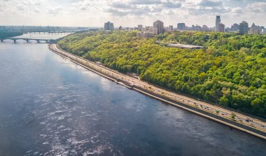Yukarıdan, köprü ve cityscape Kiev City, Ukrayna Kiev, Trukhaniv ve Rybalskiy Adaları'ndaki Dnieper Nehri hava üstten görünüm