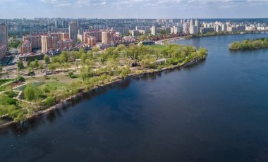 Bölgesinin yeni modern konut Obolon Kiev şehir Dnieper Nehri, yukarıdan, Ukrayna Kiev cityscape yakınındaki havadan görünümü
