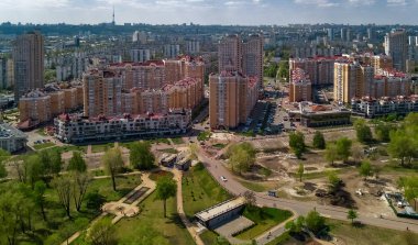 Bölgesinin yeni modern konut Obolon Kiev şehir Dnieper Nehri, yukarıdan, Ukrayna Kiev cityscape yakınındaki havadan görünümü