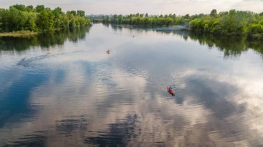 Hava dron görünümünü Kiev cityscape, Dnieper ve Dniester Nehri, yukarıdan, bahar, Ukrayna Kiev şehir manzarası ve doğa parkları yeşil ada