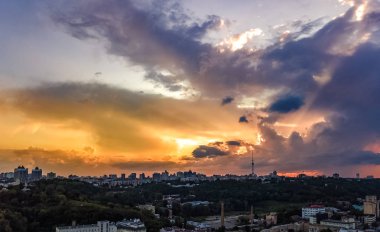 Hava yukarıdan Kiev şehir cityscape Sunset'teki, Kiev, Ukrayna
