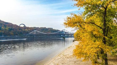 Hava dron görünümünü sonbahar yaya Park Köprüsü, sarı sonbahar ağaçlar, Truhaniv Adası, Dnieper Nehri ve Kiev cityscape yukarıdan, şehir Kiev, Ukrayna