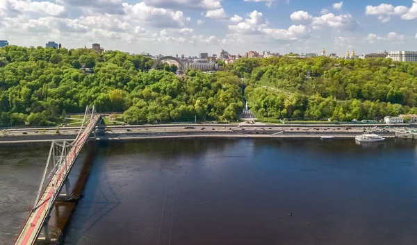 空中ドローン観公園の歩道橋 ドニエプル川とキエフ都市景観上から ウクライナ キエフ市 — ストック写真