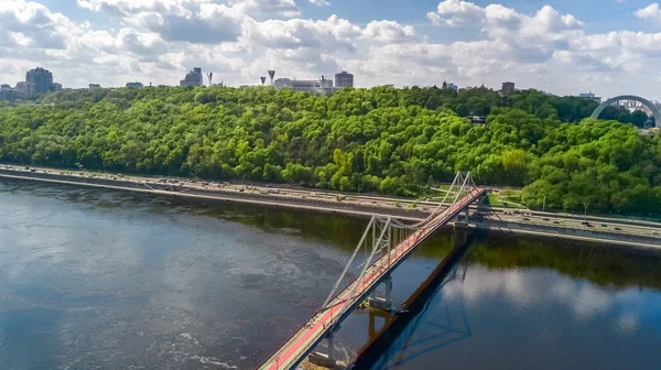 Luchtfoto Drone Uitzicht Park Voetgangersbrug Dnjepr Kiev Stadsgezicht Stad Van — Stockfoto