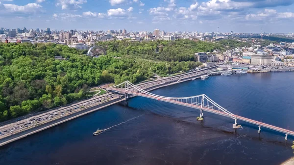 Vista Aérea Drone Ponte Pedestre Parque Rio Dnieper Cityscape Kyiv — Fotografia de Stock