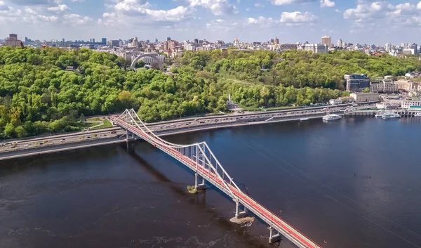 Luchtfoto Drone Uitzicht Park Voetgangersbrug Dnjepr Kiev Stadsgezicht Stad Van — Stockfoto