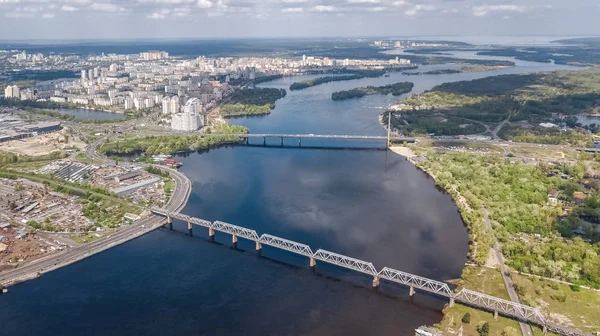 Luchtfoto Bovenaanzicht Van Dnjepr Kiev Trukhaniv Rybalskiy Eilanden Bruggen Skyline — Stockfoto