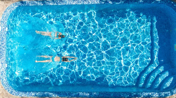 Vista Aérea Drone Meninas Água Piscina Cima Crianças Ativas Nadam — Fotografia de Stock