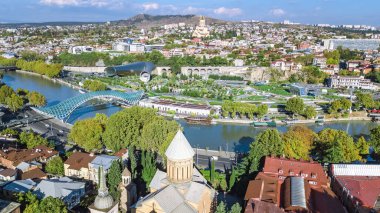 Yukarıdan Tiflis silueti hava aracı görüntüsü, Kura nehri ve Gürcistan 'ın Tiflis kentinin eski kasabası