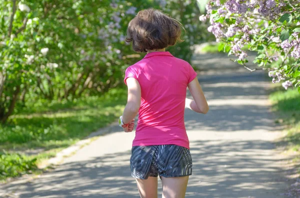 Corredor Mulher Ativa Correndo Parque Primavera Com Flor Lilás Manhã — Fotografia de Stock
