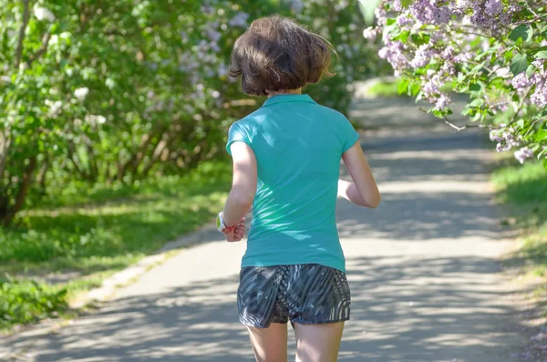 Mulher Corredor Correndo Parque Primavera Com Flor Lilás Manhã Correr — Fotografia de Stock