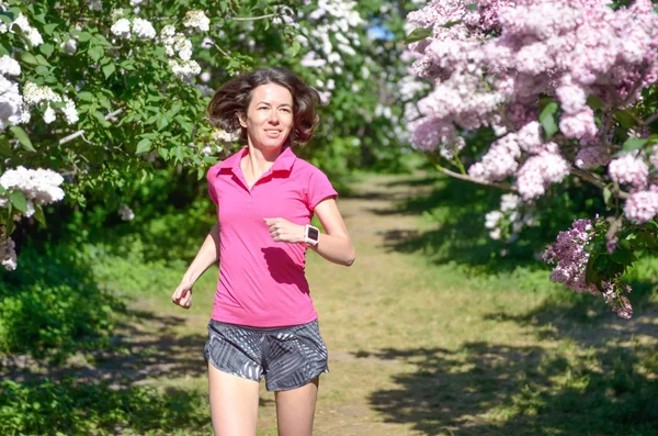 Kobieta Biegacza Jogging Parku Wiosny Kwiatu Bzu Rano Biegać Zewnątrz — Zdjęcie stockowe