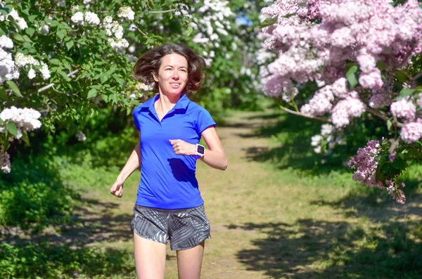 Mulher Corredor Correndo Parque Primavera Com Flor Lilás Manhã Correr — Fotografia de Stock