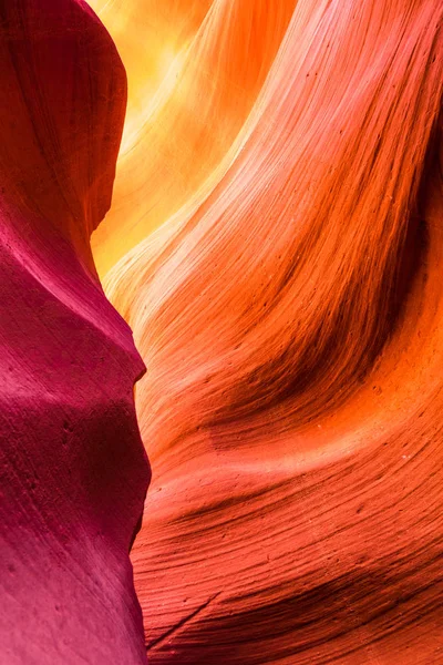美国亚利桑那州著名的纳瓦霍部落国家公园羚羊峡谷砂岩形成的美景 — 图库照片