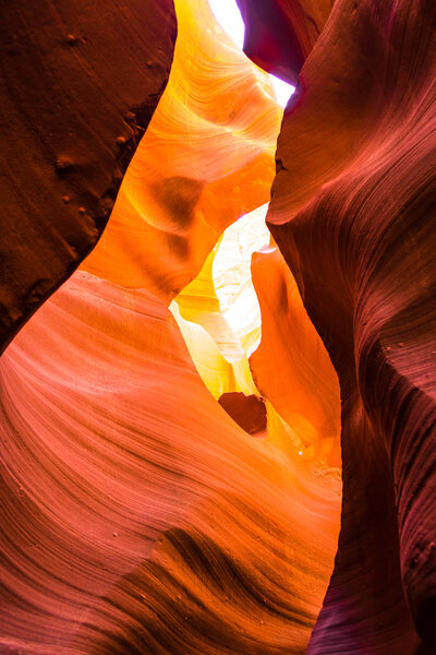 Вид на песчаник Антилопа Каньон в знаменитом национальном парке племени Навахо недалеко от города Пейдж, штат Аризона, США
