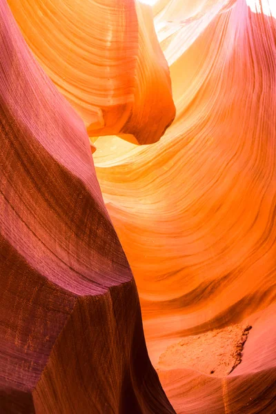 美国亚利桑那州著名的纳瓦霍部落国家公园羚羊峡谷砂岩形成的美景 — 图库照片