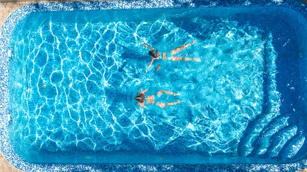 Chicas Activas Piscina Vista Aérea Del Dron Agua Desde Arriba —  Fotos de Stock