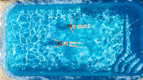 Chicas Activas Piscina Vista Aérea Del Dron Agua Desde Arriba — Foto de Stock