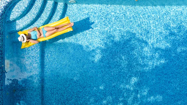 Güzel Genç Kız Rahatlatıcı Yüzme Havuzunda Şişme Yatak Üzerinde Yüzüyor — Stok fotoğraf