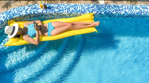 Belle Jeune Fille Relaxante Dans Piscine Nage Sur Matelas Gonflable — Photo