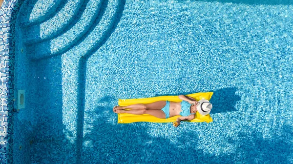 Menina Bonita Relaxando Piscina Nada Colchão Inflável Diverte Água Férias — Fotografia de Stock