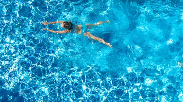 Aktives Mädchen Schwimmbad Drohnenblick Von Oben Junge Frau Schwimmt Blauen — Stockfoto