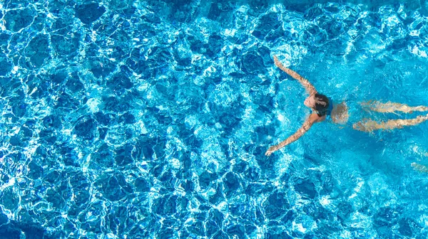 Aktives Mädchen Schwimmbad Drohnenblick Von Oben Junge Frau Schwimmt Blauen — Stockfoto