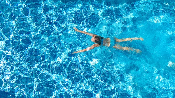 Fille Active Dans Piscine Vue Aérienne Drone Haut Jeune Femme — Photo