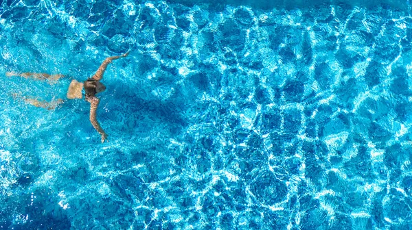 Chica Activa Piscina Vista Aérea Del Dron Desde Arriba Mujer — Foto de Stock