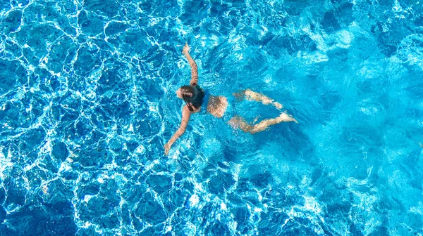 Yüzme Havuzundaki Aktif Kız Yukarıdan Drone Görüntüsü Mavi Suda Yüzen — Stok fotoğraf