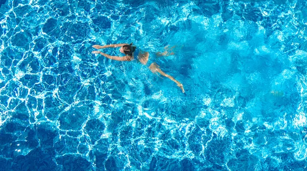 Ragazza Attiva Piscina Vista Drone Aereo Dall Alto Giovane Donna — Foto Stock