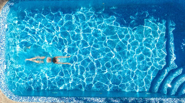 Menina Ativa Piscina Vista Drone Aéreo Cima Jovem Nada Água — Fotografia de Stock