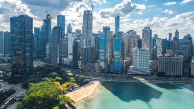 Chicago manzarası hava dron görünümü yukarıdan, Michigan Gölü ve Chicago şehir şehir gökdelenler cityscape, Illinois, ABD