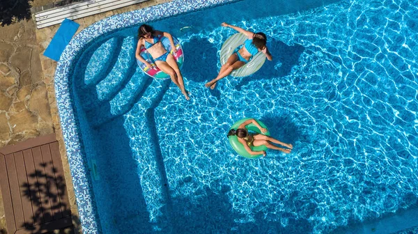 Család Uszoda Drón Kilátás Felülről Boldog Anya Gyerekek Úszni Felfújható — Stock Fotó