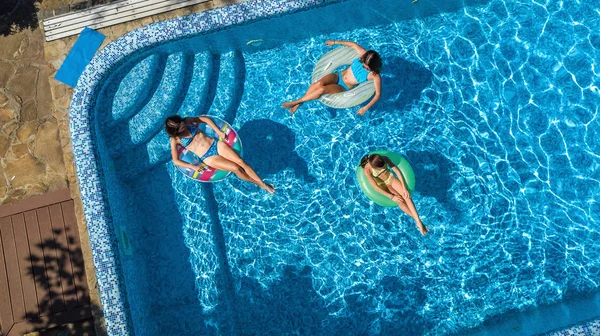 Famiglia Piscina Vista Aerea Drone Dall Alto Madre Felice Bambini — Foto Stock