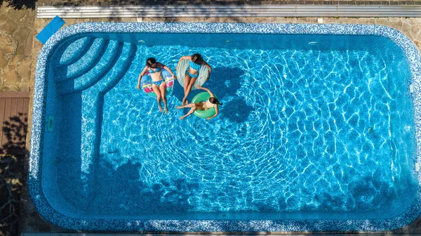 Famiglia Piscina Vista Aerea Drone Dall Alto Madre Felice Bambini — Foto Stock