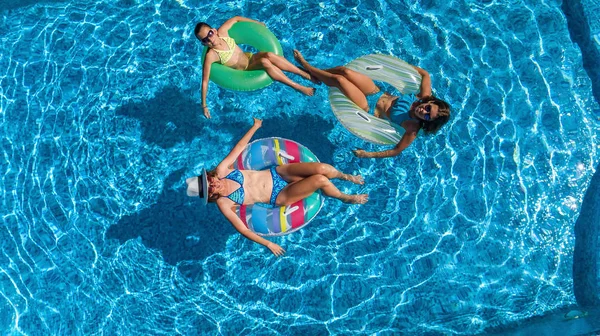 Famille Dans Piscine Vue Aérienne Sur Drone Haut Mère Heureuse — Photo