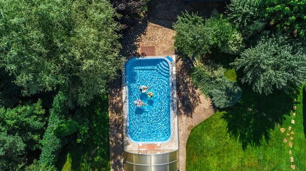 Famille Dans Piscine Vue Aérienne Sur Drone Haut Mère Heureuse — Photo