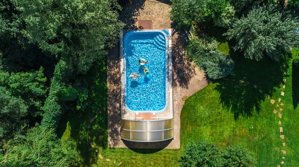 Familie Het Zwembad Antenne Drone Uitzicht Van Boven Gelukkige Moeder — Stockfoto