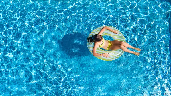 Veduta Aerea Drone Bambina Piscina Dall Alto Bambino Nuota Sulla — Foto Stock