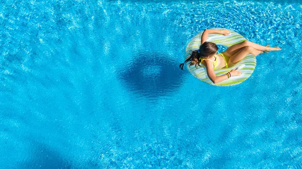 Вид Воздушного Дрона Маленькую Девочку Бассейне Сверху Ребенок Плавает Надувном — стоковое фото