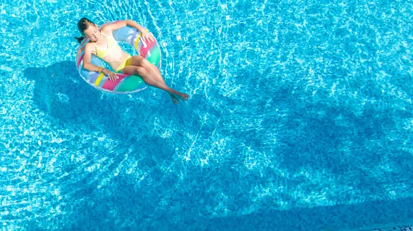 Vista Aérea Del Dron Pequeña Niña Piscina Desde Arriba Niño — Foto de Stock