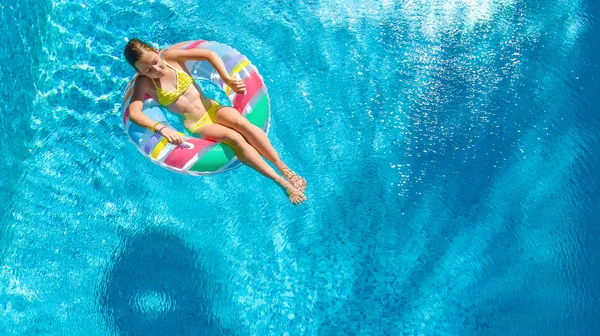 위에서 수영장에서 소녀의 항공기 도넛에 파란색에서 리조트에 — 스톡 사진