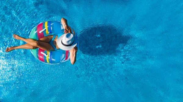 Belle Fille Chapeau Dans Piscine Vue Aérienne Drone Haut Femme — Photo